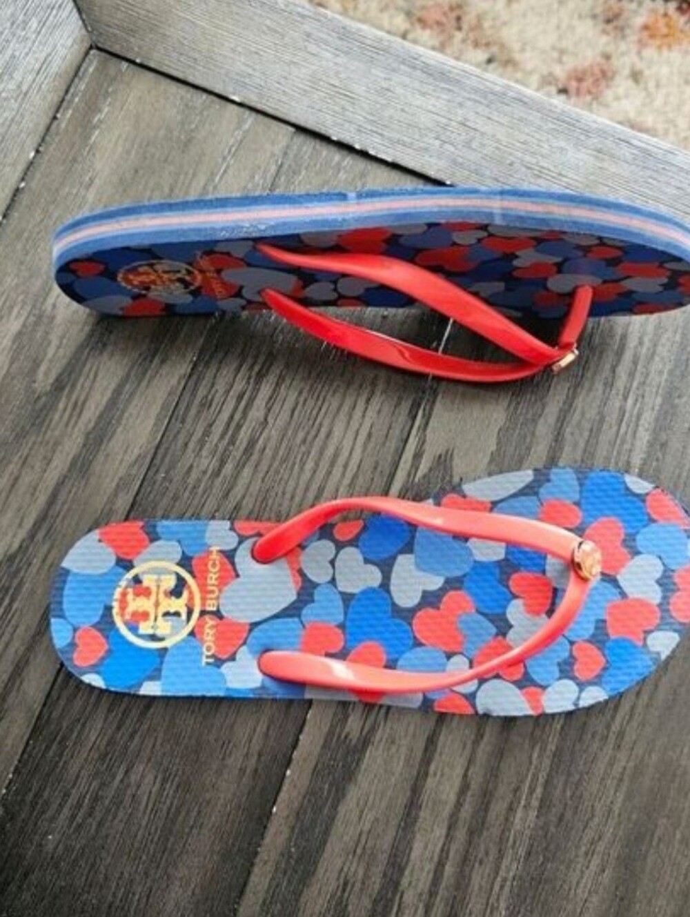 Tory Burch Hearts Gold Logo Flip Flops. - Picture 4 of 8